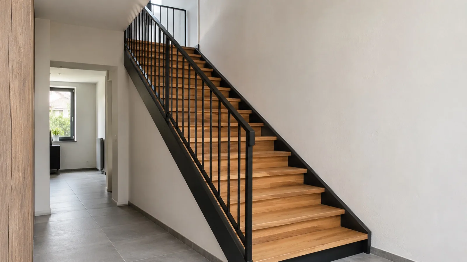 Escalier droit en métal noir avec marches en bois et garde-corps