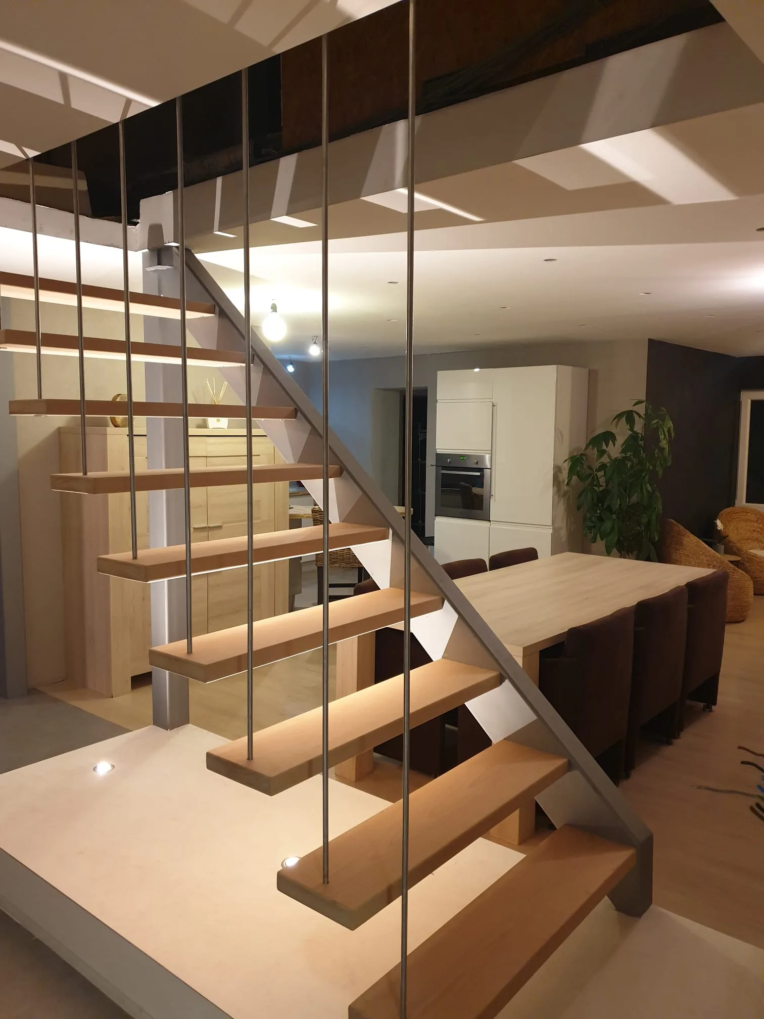 Escalier intérieur en métal avec marches en bois et garde-corps suspendu