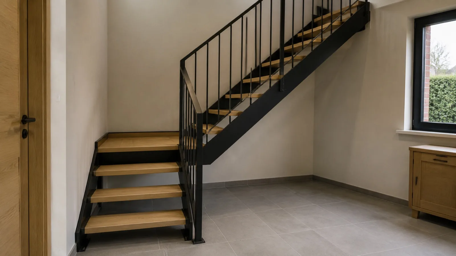 Escalier métallique quart tournant noir avec marches en bois