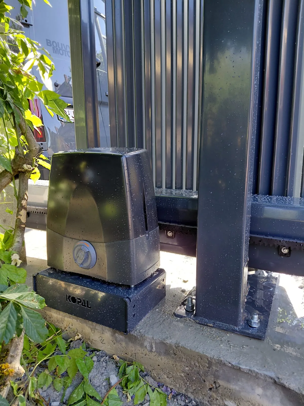 Moteur Kopal et crémaillère d’un portail coulissant métallique