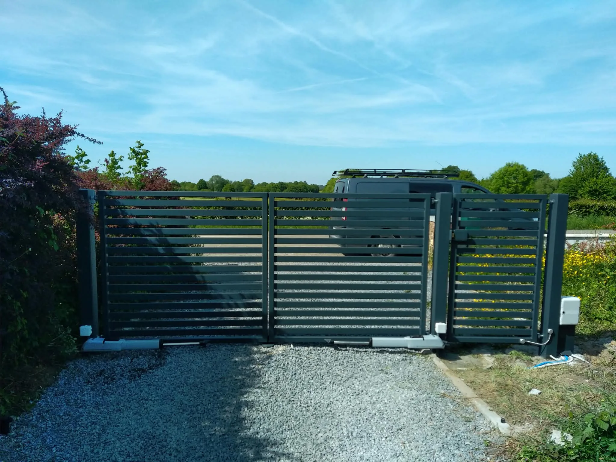 Portail battant motorisé à lames horizontales avec portillon assorti